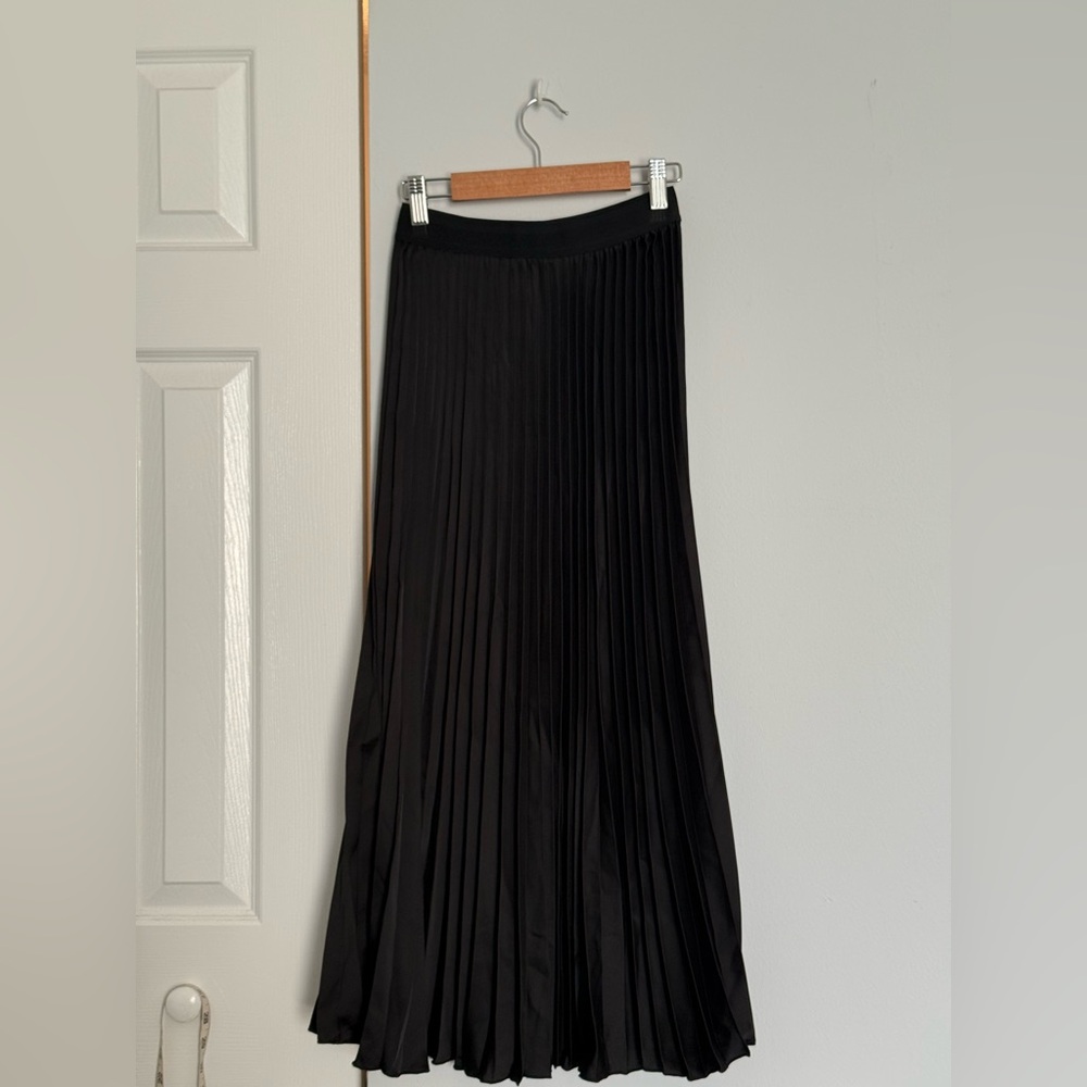 H&M Black Maxi Pleated Skirt